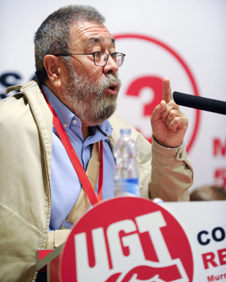 El secretario general de UGT, Cándido Méndez, durante su
intervención en la clausura del 13 congreso regional de este sindicato
en Murcia.-