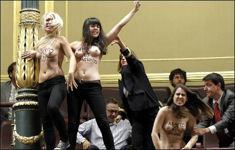 Tres activistas de Femen hacen callar a Gallardón en el Congreso al grito de '¡aborto es sagrado!'. -EFE