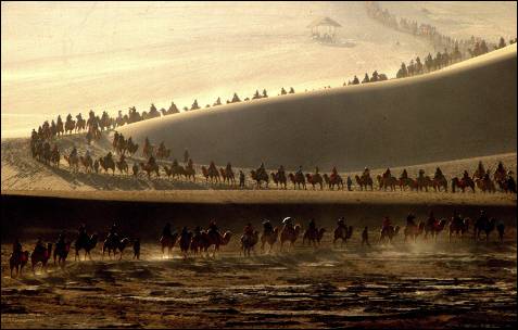 Turistas pasen en camello durante el Día Nacional de la Semana Doradam una fiesta nacional de siete días, en el oasis Mingsha Shan, en Dunhuang, provincia de Gansu (China).
