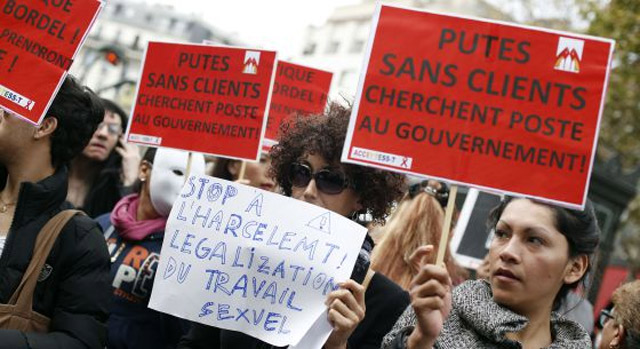Manifestación en Francia a favor de la legalización de la prostitución. AFP