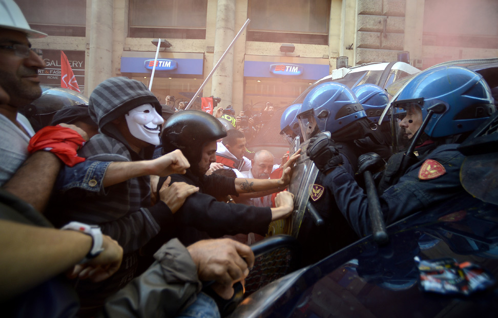 Manifestantes y policía antidisturbios se enfrentn en las calles de Roma, durante una manifestación contra las medidas de austeridad del Gobierno italiano.
