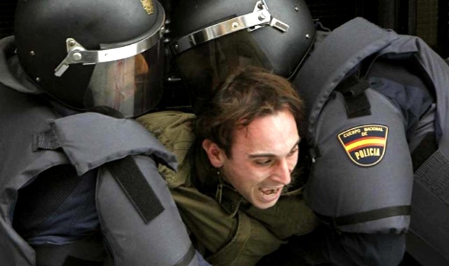 Agentes de la UIP retiran a la fuerza a un activista antidesahucios.