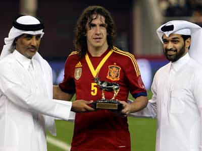 Puyol recibe un premio de dos autoridades deportivas de Qatar durante la visita de La Roja a Doha en febrero de este año. AFP / AL-WATAN DOHA / KARIM JAAFAR