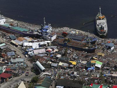 Vista aérea en la que se aprecia la destrucción del paso del tifón Haiyan en la localidad de Tacloban. EFE