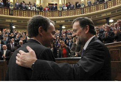 Zapatero felicita a Rajoy en su investidura. EFE