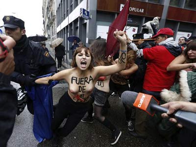 Activistas de Femen durante la IV Marcha por la Vida organizada por la plataforma Derecho a Vivir. EFE