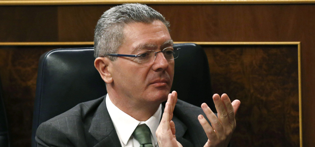 El ministro de Justicia, Alberto Ruiz Gallardón en su escaño en el Congreso.-