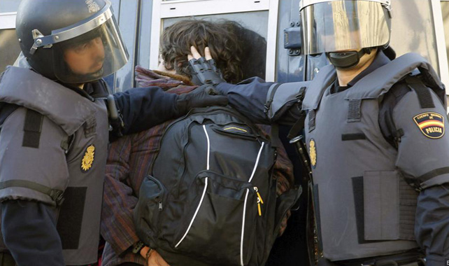 Agentes de la UIP detienen a un estudiante durante las protestas de la 'Primavera Valenciana'.