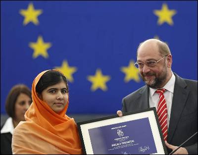 El presidente del Parlamento Europeo, Martin Schulz, entrega a Malala Yousafzai el premio Sájarov del Parlamento Europeo en la sede de Estrasburgo.