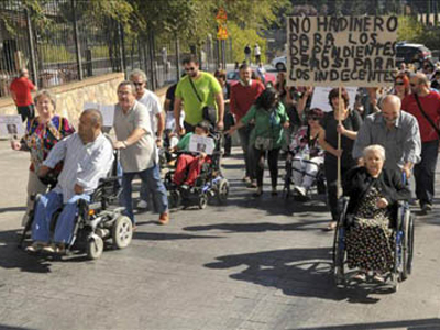 Un grupo de personas dependientes y familiares de éstas, durante una manifestación organizada en Toledo (Imagen de archivo).- EFEEFE