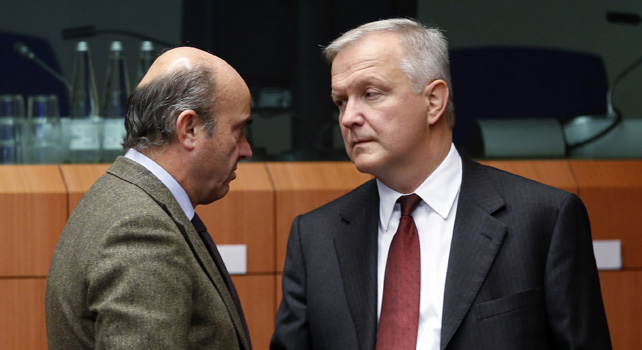 El ministro de Economía, Luis de Guindos, conversa con el comisario de Asuntos Económicos, Olli Rehn, antes del comienzo de la reunión del Eurogrupo.