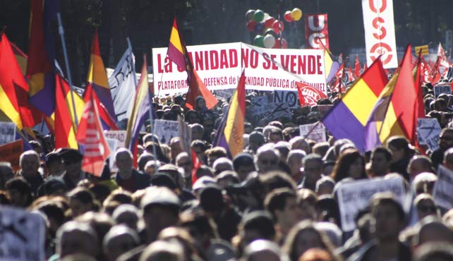 Miles de madrileños abarrotan la plaza de Cibeles en la manifestación de la Cumbre Social y Marea Ciudadana.