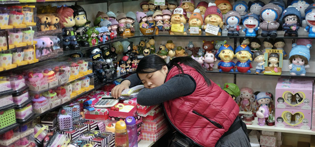 Una dependienta dormita en una tienda de juguetes en Pekín.