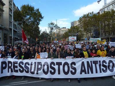 Miles de personas se manifiestan en Barcelona contra los presupuestos, la redorma de las penrinoes y los recortes.