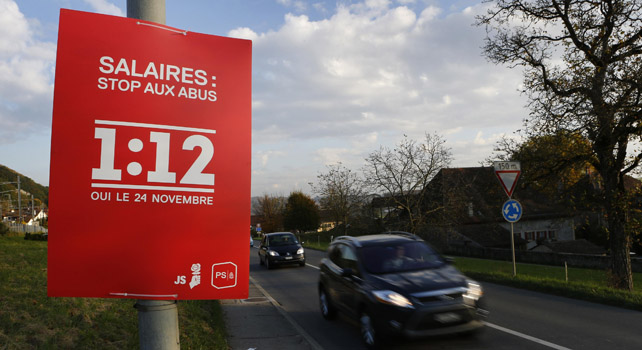 Un cartel de la iniciativa para limitar los salarios de los altos directivos, en una carretera suiza.