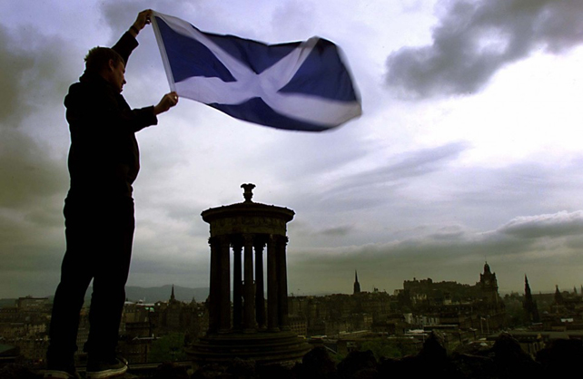 Un partidario de la independencia de Escocia sostiene una bandera en Edimburgo.