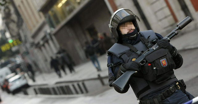 Un agente antidisturbios de la UIP.