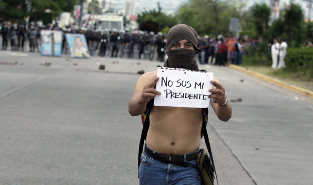 Un estudiante le dice a Hernández 'no sos mi presidente' durante los enfrentamientos en la Universidad Autónoma.