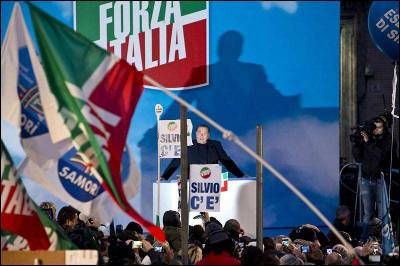 El ex primer ministro italiano Silvio Berlusconi pronuncia un discurso ante sus seguidores, durante la protesta convocada junto a su domicilio del palacio Grazioli, en Roma, el 27 de noviembre del 2013.