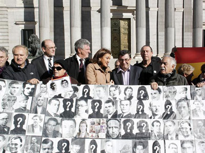 Familiares de víctimas del franquismo y portavoces de la oposición en el Congreso, en un acto hace unos días. EFE/Paco Campos