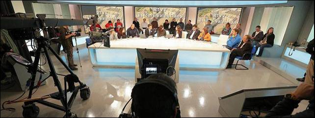 Trabajadores de Radiotelevisión Valenciana emiten en directo desde el estudio 3 del centro de producción de Burjassot.