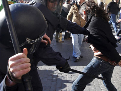 Una joven es golpeada por policías en Valencia, el año pasado.