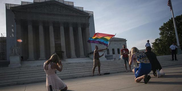 Un hombre ondea una bandera ante la corte del Tribunal Supremo de EEUU.- REUTERS