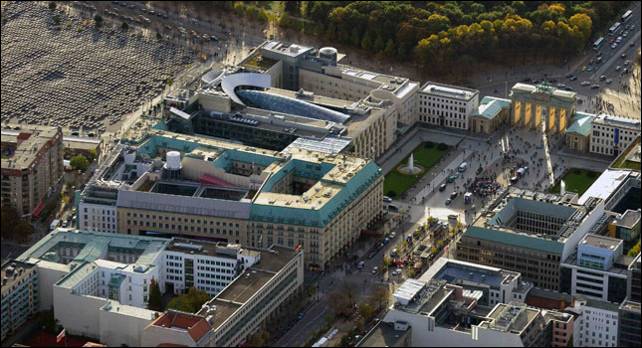 Vista aérea de las embajadas de EEUU y Reino Unido en Berlín desde donde la Inteligencia espiaba a Merkel.- Reuters