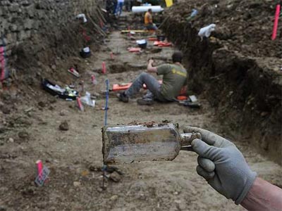 Exhumación en una fosa en Pamplona en la que los cuerpos aparecieron con botellas al lado que tenían dentro trozos de papel con el nombre de las víctimas