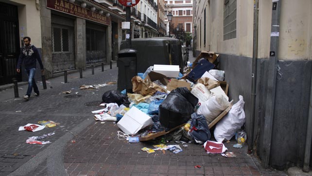 La basura impide andar por una calle del barrio de Tribunal, en Madrid, el cuarto día de huelga de limpieza.