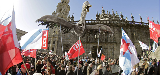 Miles de personas se manifiestan para expresar el rechazo a la sentencia del Prestige en Santiago de Compostela.-
