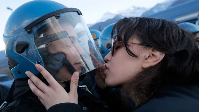 Nina de Chiffre besa a un agente antidisturbios.