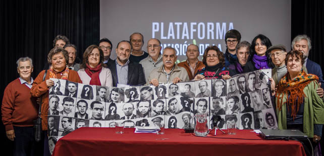 Víctimas de la dictadura y miembros de la Plataforma por la Comisión de la Verdad este martes en el Ateneo de Madrid