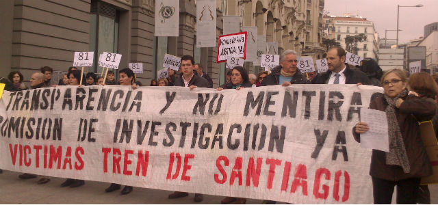 Teresa Gómez-Limón (a la derecha) participó hoy en la protesta de la Plataforma Víctimas Alvia 04155.
