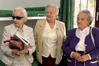 Nieves Torres (d), junto con Carmen Cuesta (i) y  Nieves Torres (d), y Concha Carretero (c), compañeras de prisión de las Trece Rosas, en una imagen de 2004.