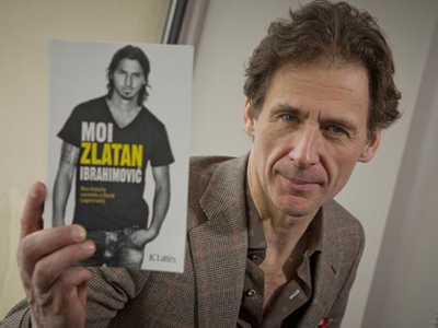 El periodista y escritor sueco David Lagercrantz, con un ejemplar de su libro sobre el futbolista Ibrahimovic.