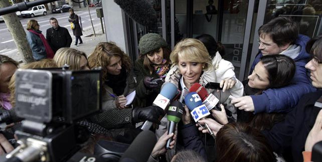 La expresidenta de la Comunidad de Madrid Esperanza Aguirre atiende a los medios a su salida de la sede del PP en Madrid.