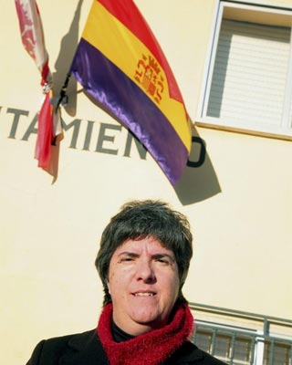 Salazar, frente al consistorio, con la bandera republicana. EFE