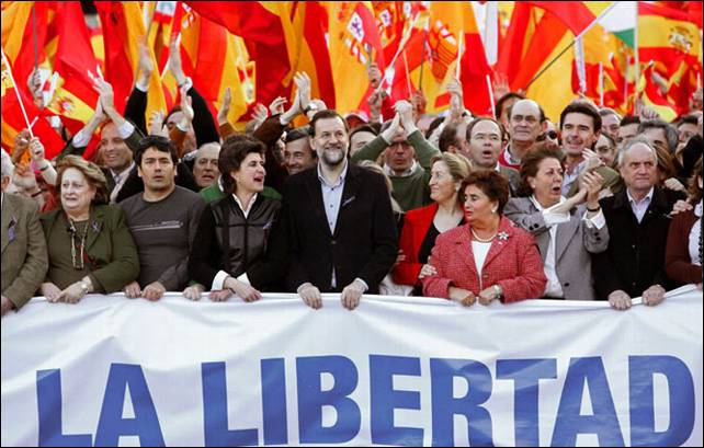 Rajoy y otros dirigentes del PP, en la manifestación convocada por el partido bajo el lema 'España por la libertad. No mas cesiones a ETA' en 2007. EFE