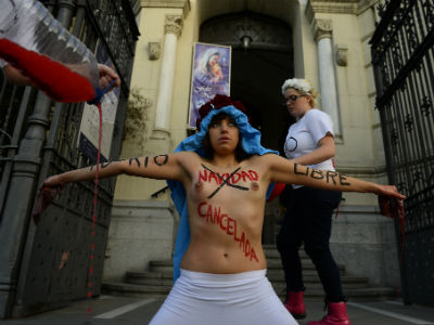 Protesta de activistas de Femen frente a la iglesia San Miguel de Madrid. AFP