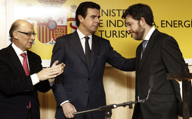 El ministro de Hacienda, Cristóbal Montoro, con el titular de Industria, José Manuel Soria, en la toma de posesión hace un año del secretario de Estado de Energía, Alberto Nadal.