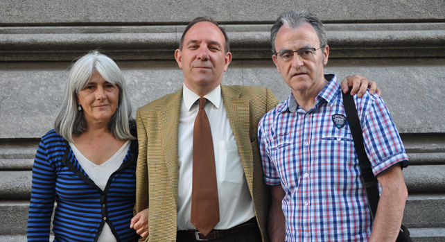 De izquierda a derecha, los querellantes por los crímenes durante el franquismo Mercona Puig Antich, Andoni Txasco Díaz y Pablo Mayoral, en Buenos Aires, donde ha declarado ante la juez Servini.