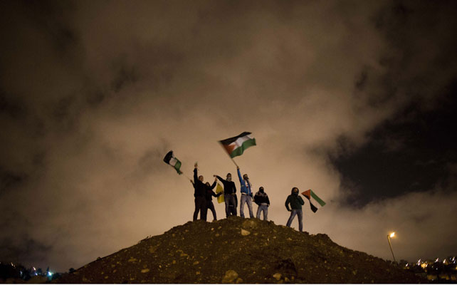 Un grupo de palestinos esperando la excarcelación.
