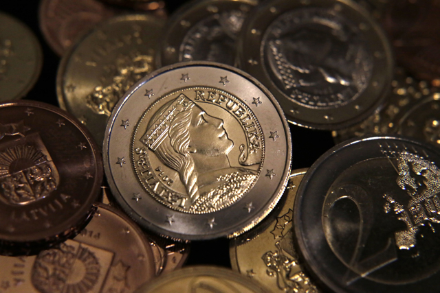Detalle de monedas de euro letonas presentadas en el Banco Central de Letonia en Riga.