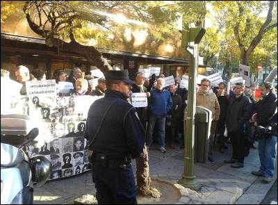 Manifestantes protestan a las puertas puertas de la Audiencia Nacional. ALEJANDRO TORRÚS