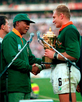 Mandela y el capitán de la selección surafricana de rugby, François Pienaar, tras ganar el Mundial en 1995. REUTERS