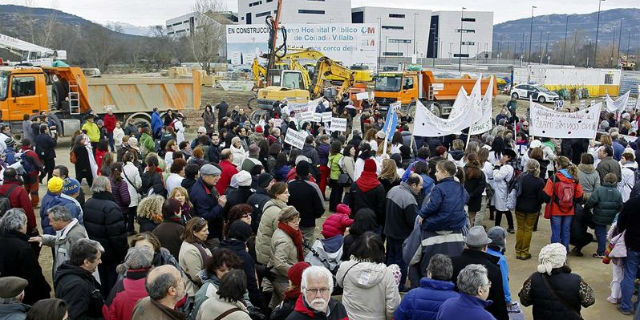Cientos de personas protestaron hoy frente al hospital cerrado de Collado Villalba. EFE