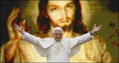 Benedicto XVI con una imagen de Jesucristo de fondo.