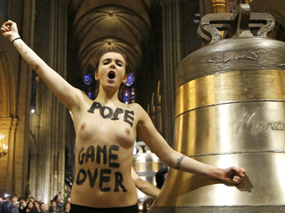 El grupo Femen ha celebrado en París la renuncia del Papa. Reuters