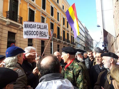 El exmilitar Amadeo Martínez Inglés, rodeado de simpatizantes en la calle, frente a la Audiencia Nacional.
